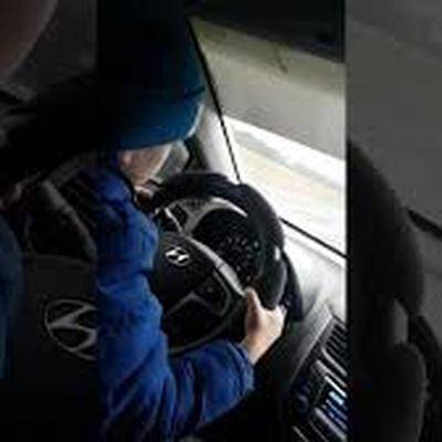 В Татарстане завели дело на мать, пустившую сына за руль машины