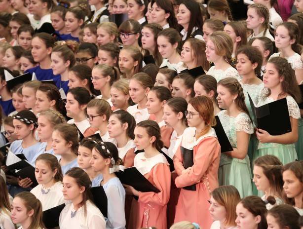 Сводный хор из 1000 человек исполнит песни Александры Пахмутовой в Музее Победы