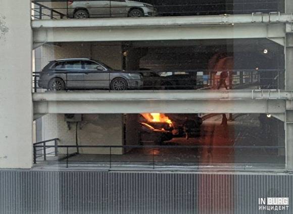 В Екатеринбурге в паркинге торгового центра загорелся автомобиль