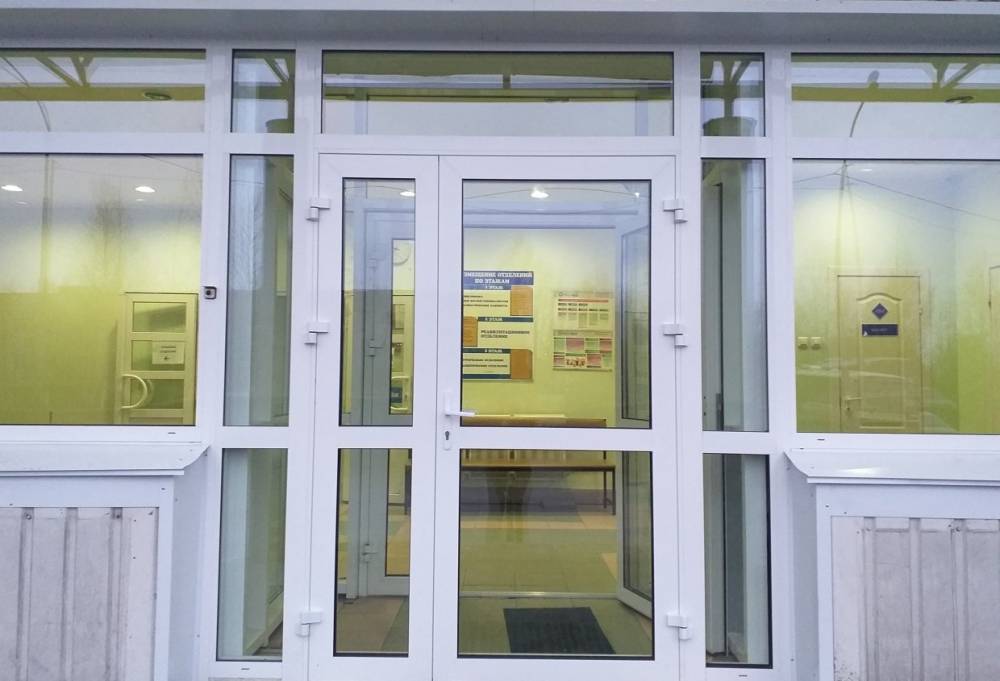В Пряжинской больнице поменяли старые окна на стеклопакеты