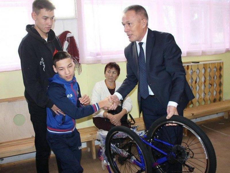 В Башкирии чиновники подарили ребенку с ДЦП велосипед