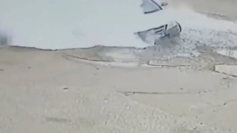 В Пензе автомобиль провалился в яму с кипятком — видео