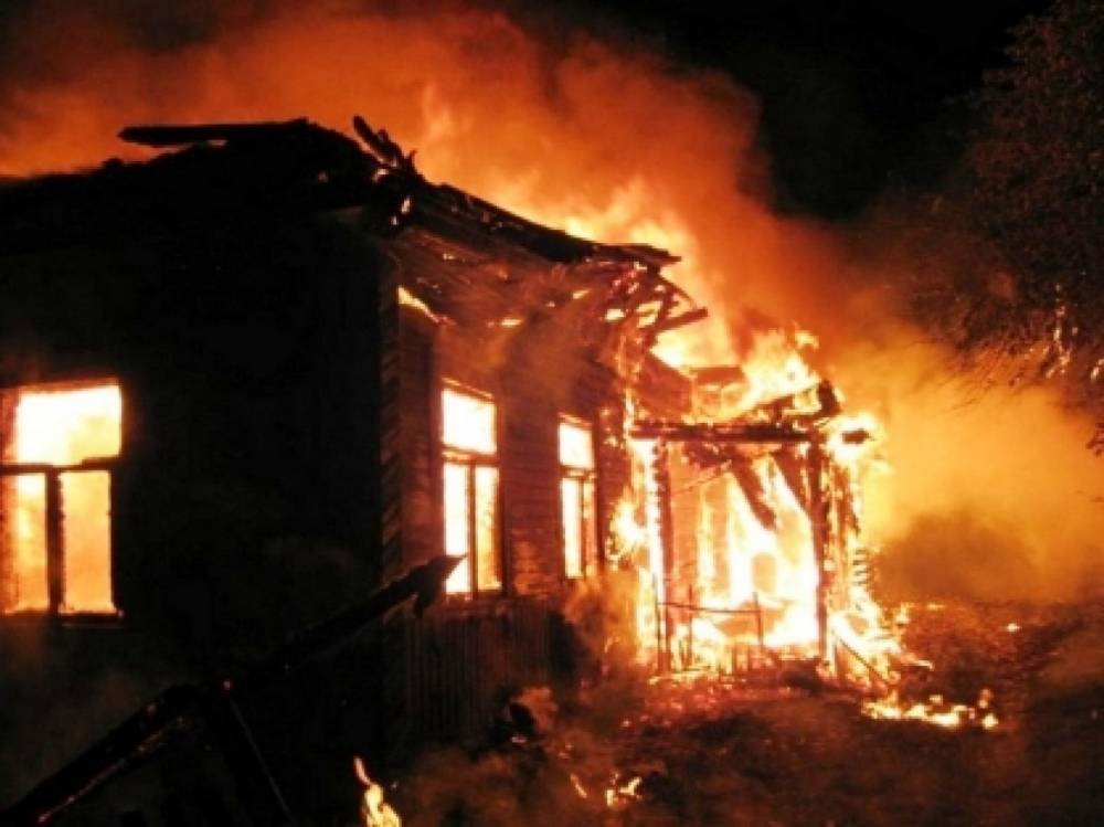 В Тосненском районе спасатели за час потушили горящий дом и хозпостройки