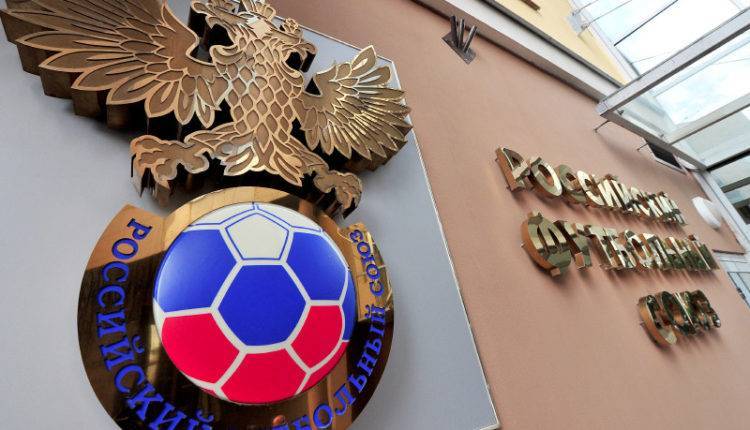 СМИ узнали о системе штрафов в сборной РФ по футболу за нарушения режима и морали