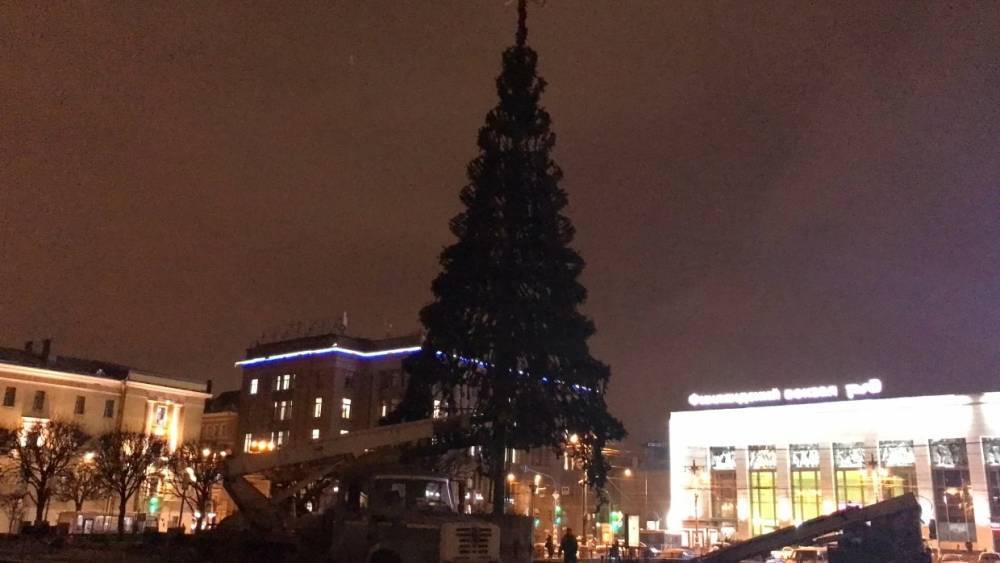 У Финляндского вокзала в Петербурге завершили монтаж новогодней елки