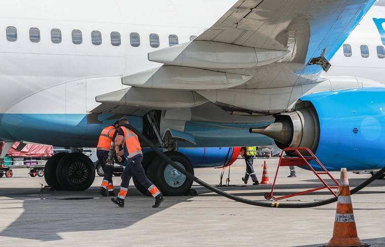 Кабмин отложил выплаты авиаперевозчикам за рост цен на керосин