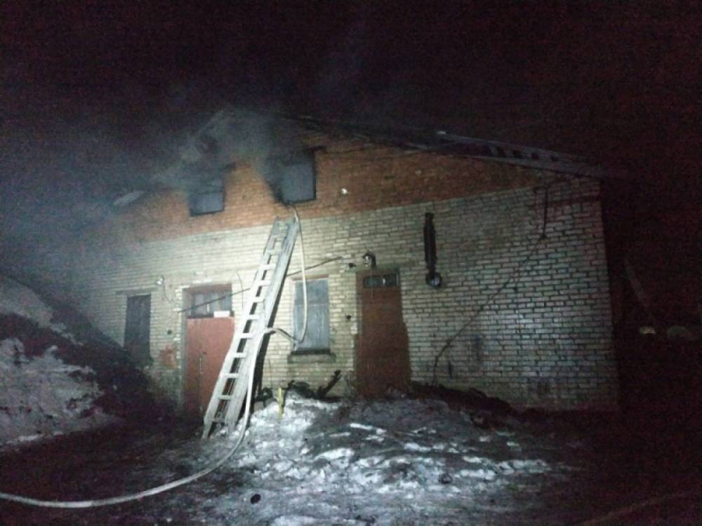 В Приморском районе спасатели устраняют последствия пожара в котельной