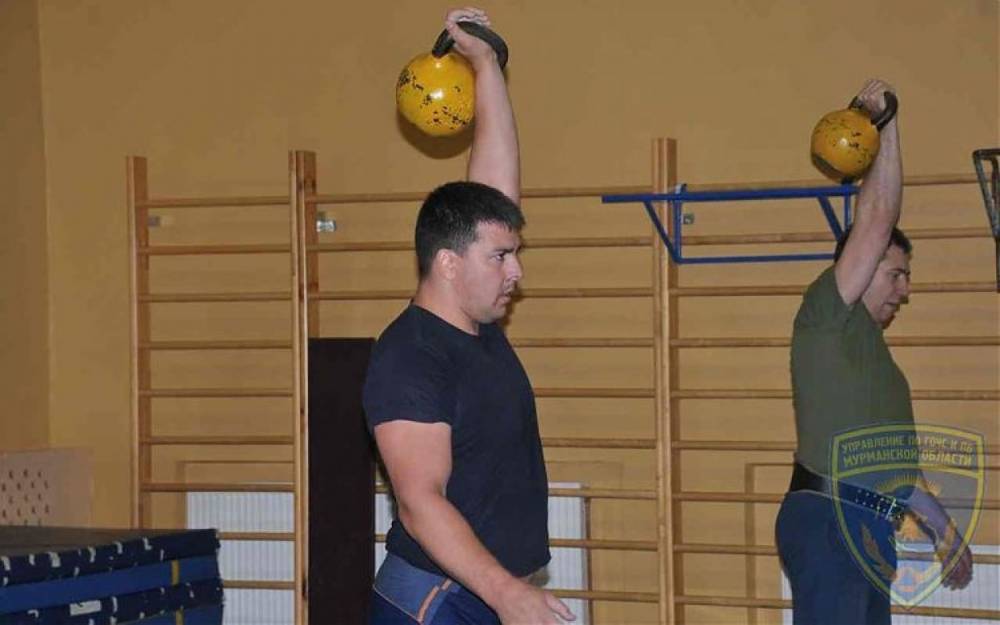 Самые сильные пожарные Мурманской области соревновались в гиревом спорте