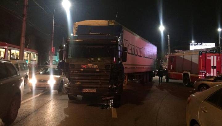 Грузовик протаранил 13 машин в Волгограде