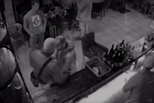 Полное видео избиения спецназовца ФСБ в столичном баре появилось в Сети