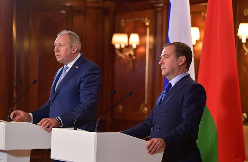 Более 7 часов переговоров: что обсудили Медведев и премьер Белоруссии