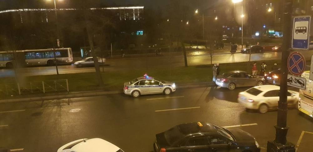 На Московском проспекте в Петербурге столкнулись два авто такси