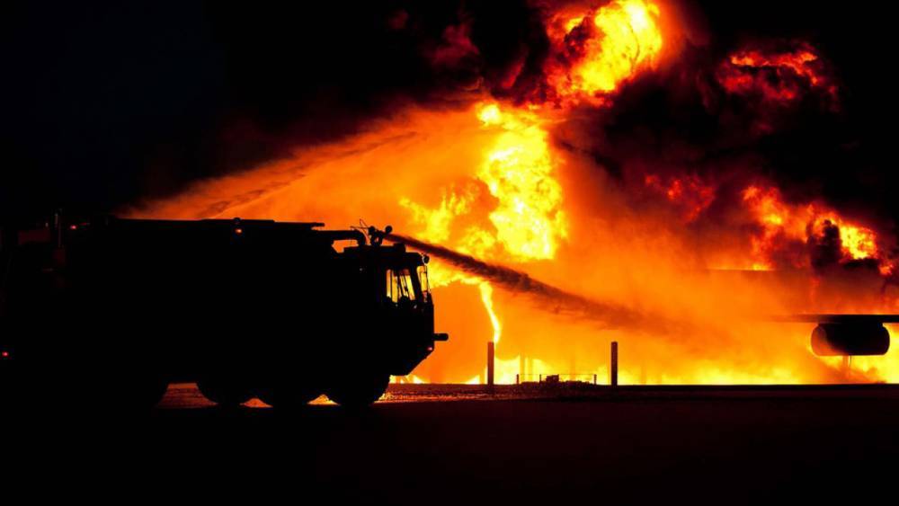 В Лужском районе пожарные более часа тушили дачу и сарай