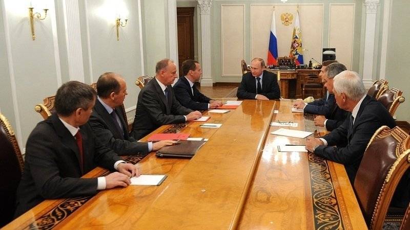Путин провел совещание с членами Совбеза РФ в Ново-Огарево