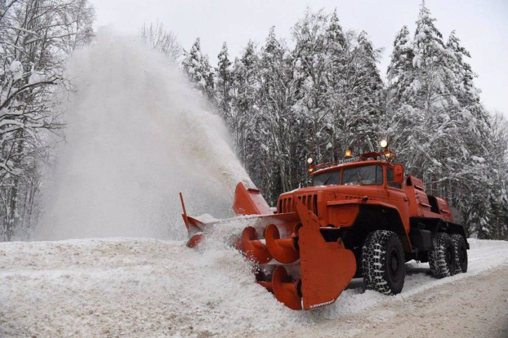 140 спецмашин готовы чистить федеральные дороги Псковской области от снега и льда