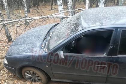 В российском лесу нашли машину с водителем без головы