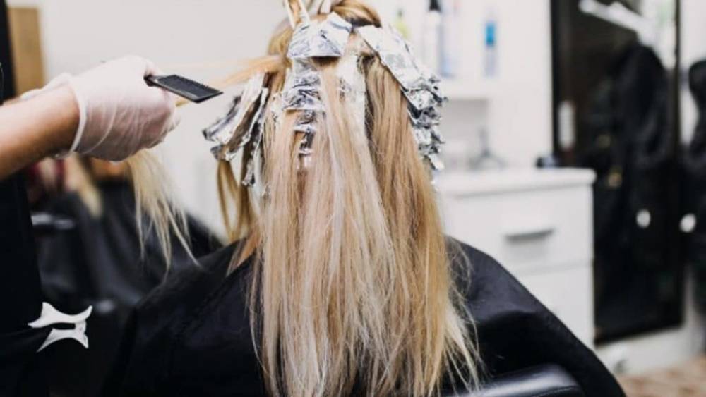 Во время осветления волос у парикмахера женщина получила тяжелые ожоги головы