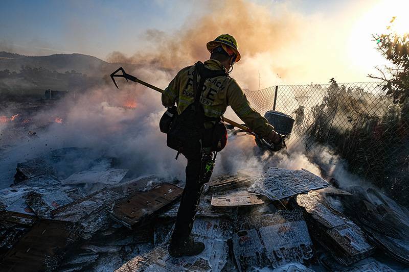 Сгоревший "рай миллионеров": в Калифорнии пожары уничтожают города и виллы