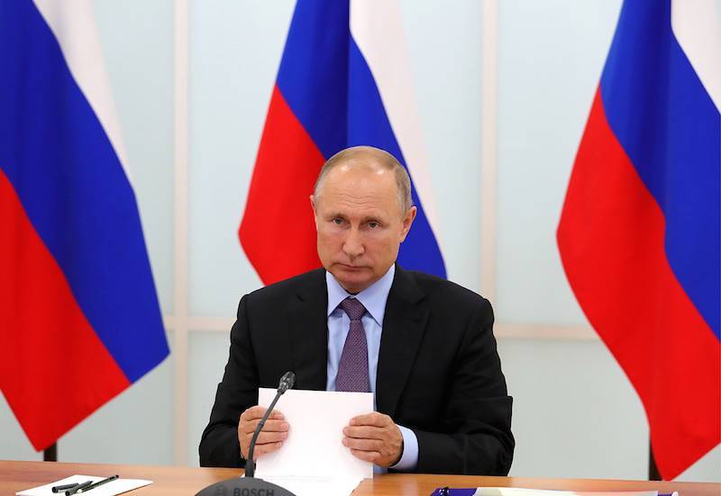 Минздраву досталось от Путина за попытки экономить за счет зарплат санитарок