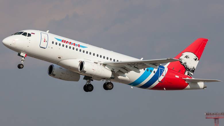 Superjet 100 авиакомпании "Ямал" совершил аварийную посадку в Тюмени