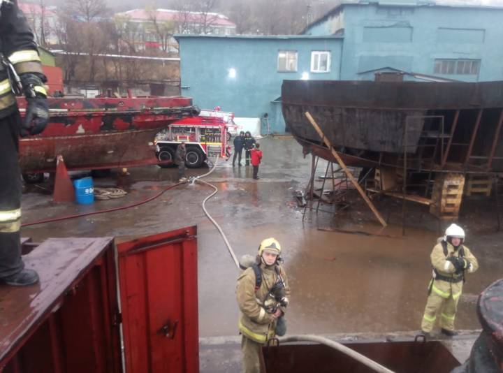 На судне в Петропавловске-Камчатском произошел пожар