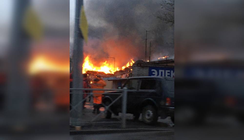 Спасатели справились с огнем в «Автотехцентре» на улице Салова