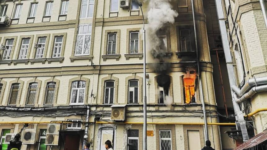 Из горящего дома в центре Москвы спасены 23 человека