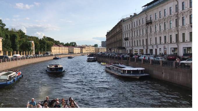 Петербургские экологи назвали причину странных пятен на реке Мойка