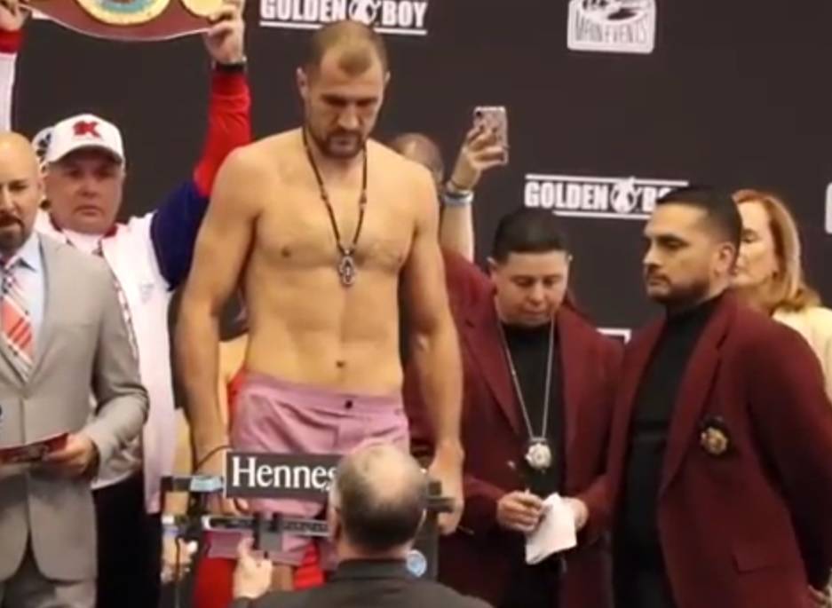 Боксер Ковалев не уложился в вес перед боем с Альваресом