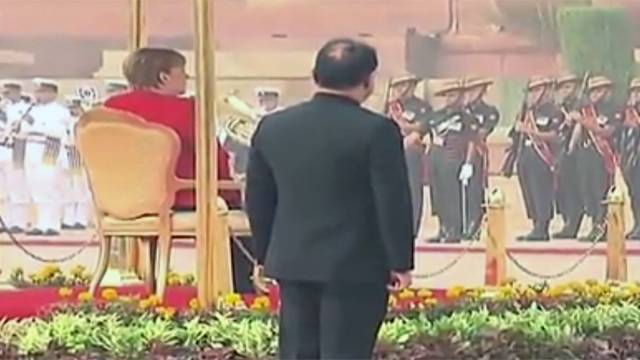 Видео: Меркель вновь слушала гимн сидя на встрече с премьером Индии