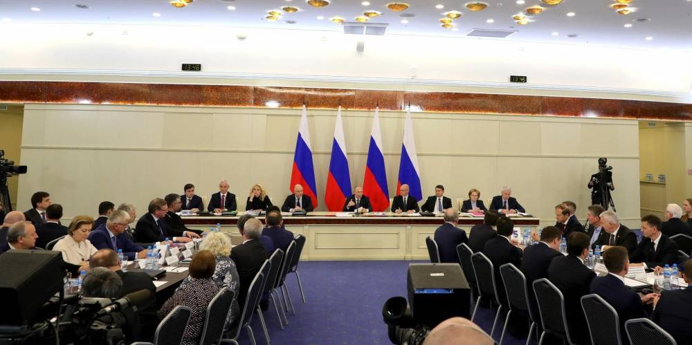 Путин провел в Светлогорске расширенное заседание президиума Госсовета