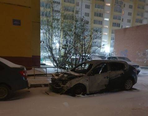 По факту возгорания автомобиля во дворе в Челябинске возбудили дело о поджоге