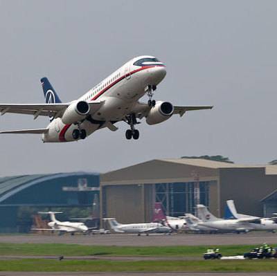 "Суперджет 100" авиакомпании "Ямал" сел в аэропорту Тюмени с отказавшим двигателем