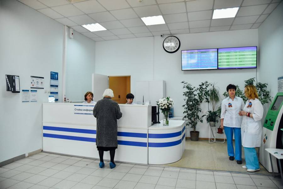 Поликлиники Москвы изменят режим работы в праздники