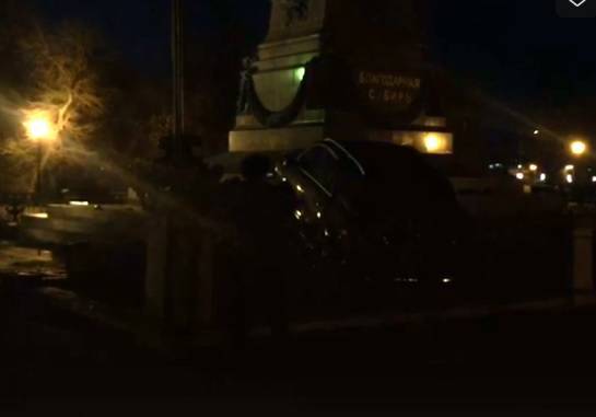 Видео: автолюбитель врезался в памятник Александру III в Иркутске