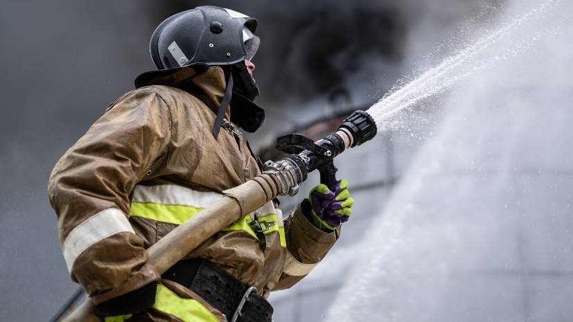 Спасатели ликвидировали открытое горение на складе в Кемерове