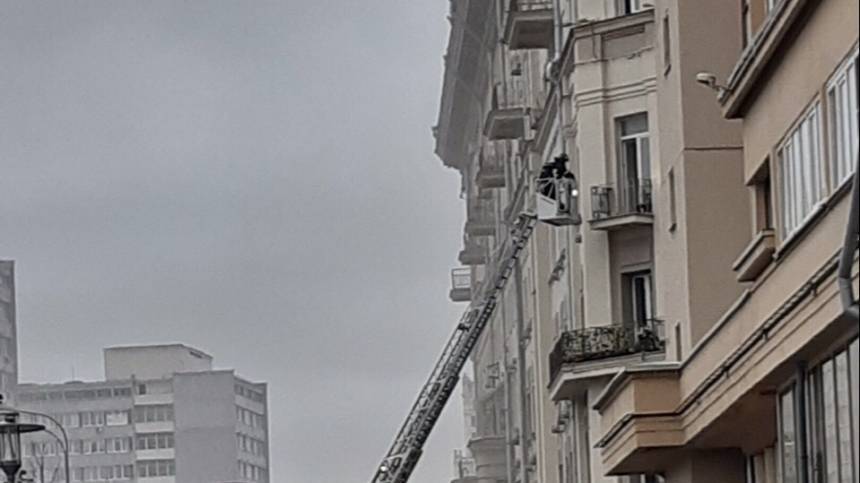 Шахта лифта обрушилась в жилом доме в Москве из-за пожара