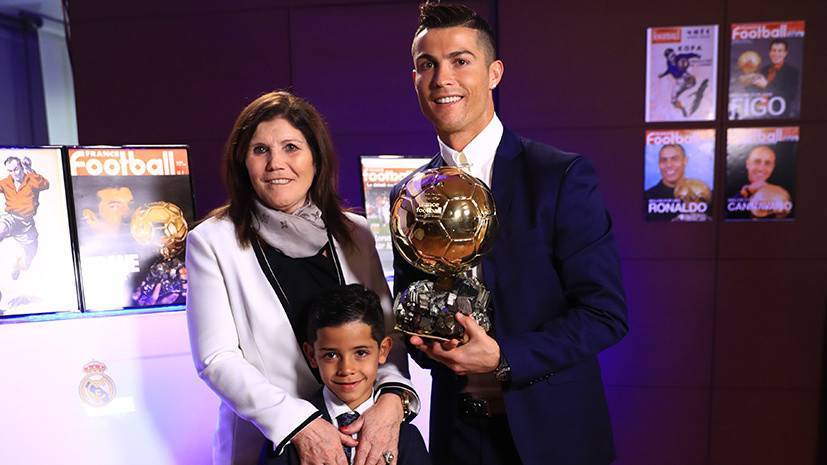 Мать Роналду заявила, что футбольная мафия не даёт игроку выиграть больше «Золотых мячей»