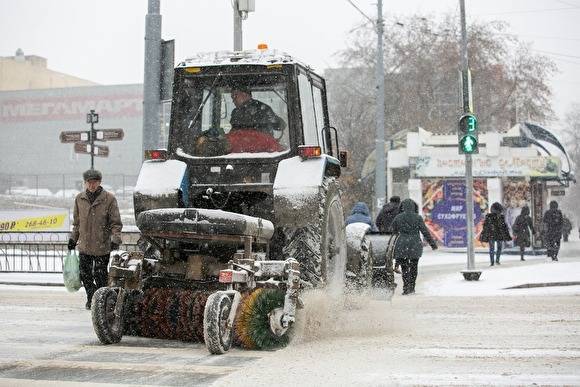 Мэрия Екатеринбурга обещала очистить дороги от снега только к 4 ноября
