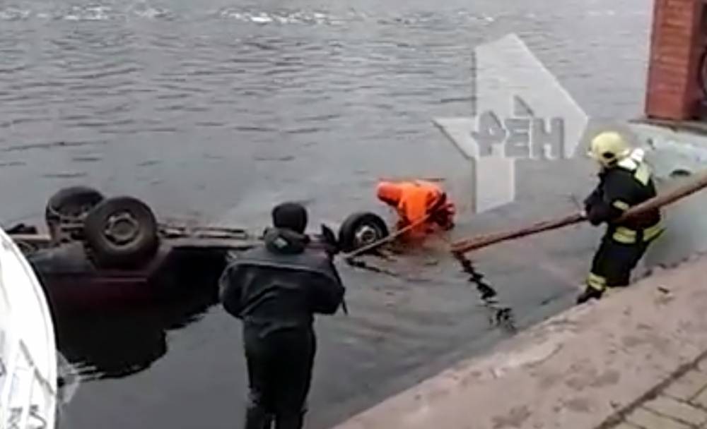 Видео с места падения автомобиля в канал имени Москвы