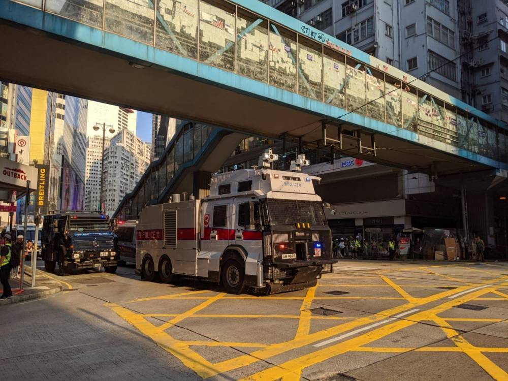 Водяные пушки применили в Гонконге для разгона демонстрантов