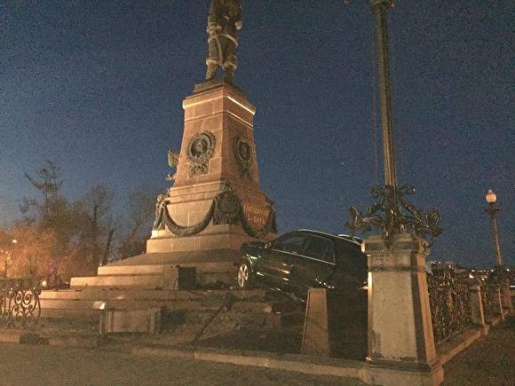 В Иркутске водитель протаранил памятник императору Александру III