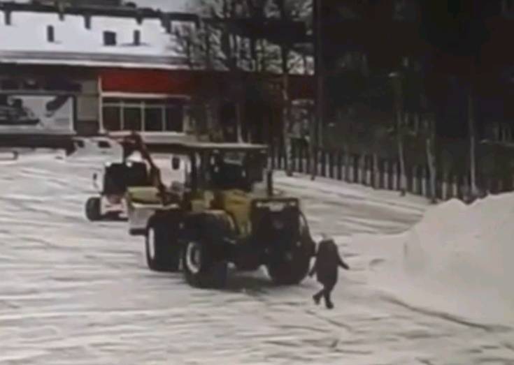 Видео момента наезда снегоуборочной машины на женщину