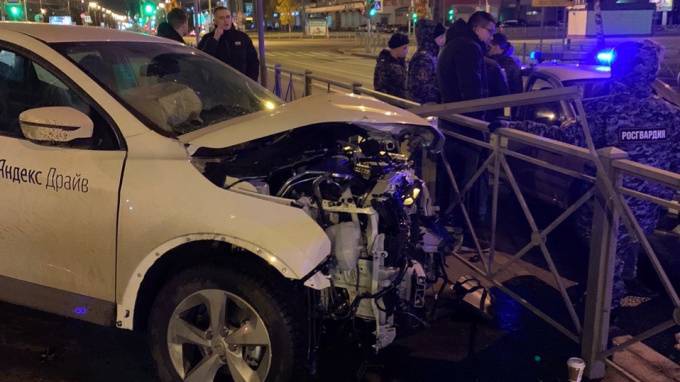 В Петербурге пьяный водитель каршеринга не сдавался полиции