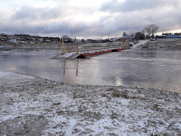 В Усть-Куломском районе высокий уровень воды сделал невозможным проезд по мосту