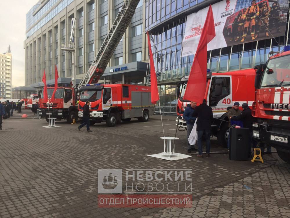 В Петербурге стартовали соревнования спасателей по вертикальному подъему на «Лидер-Тауэр»