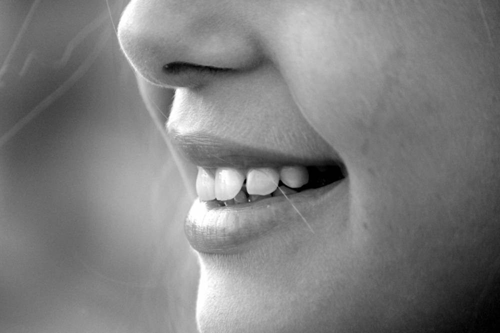Стоматологи посоветовали тщательно рассматривать в свое лицо в зеркале после чистки зубов