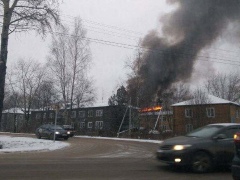 34 человека эвакуированы из горящего дома в Сыктывкаре