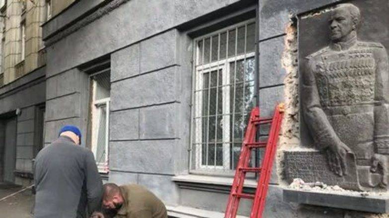 "Плевок в лицо одесситам": мэр Одессы возмутился сносом барельефа маршала Жукова