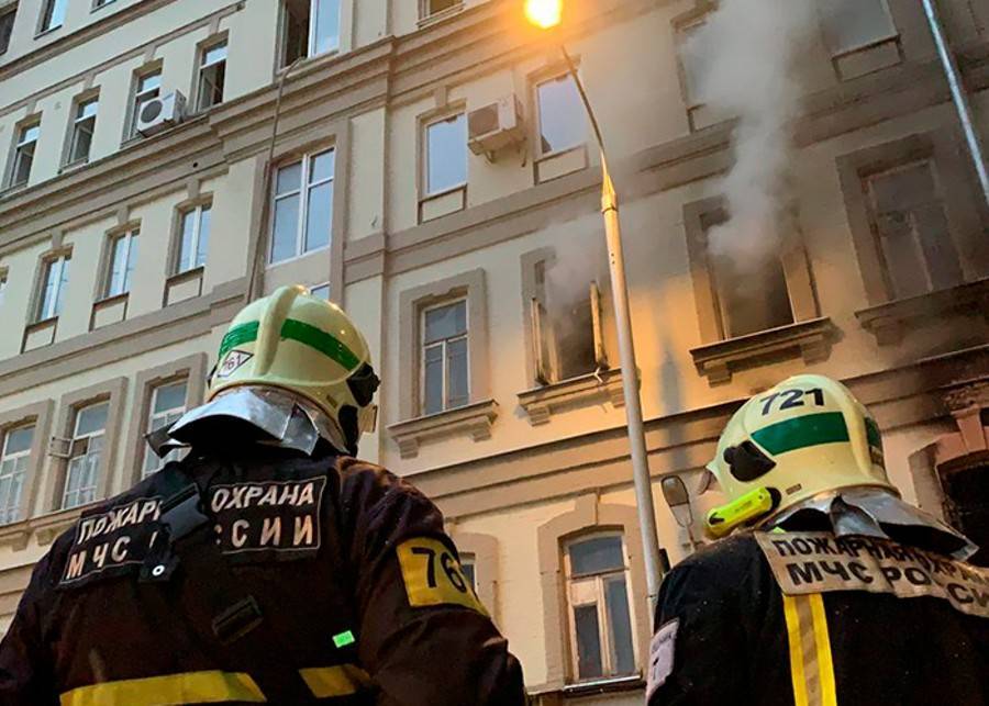 Жильцов поврежденных при пожаре в центре Москвы квартир разместят в гостинице